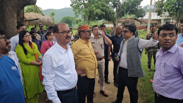 अधिकारियों के साथ मौजूद लोग