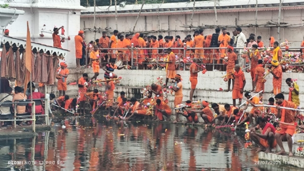 नर्मदा जल भरते कावडिये