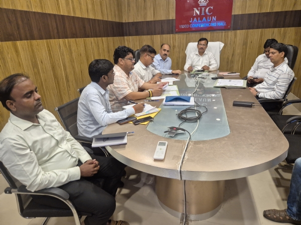 हर घर तिरंगा की बैठक करते जिलाधिकारी