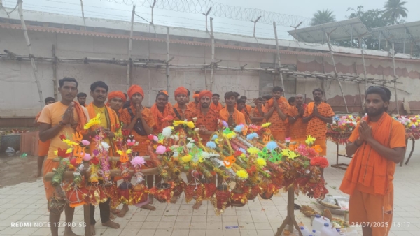कावड की पूजा करते