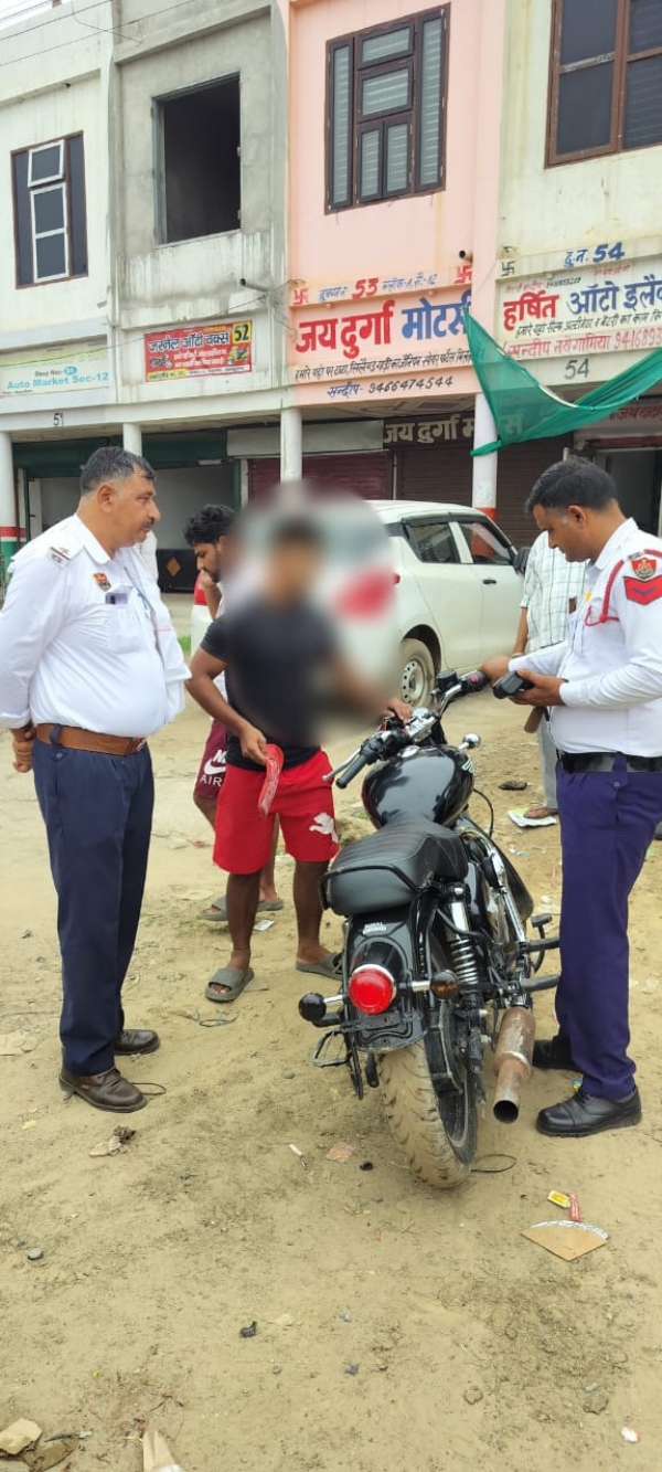 पटाखा होरन इस्तेमाल करने पर  बुलेट मोटरसाइकिल का चालान करती यातायात पुलिस।