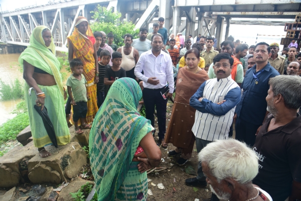 प्रयागराज के करछना क्षेत्र के बाढ़ पीड़ितों का दर्द बांटते मंत्री नन्द गोपाल गुप्ता नंदी का छाया चित्र