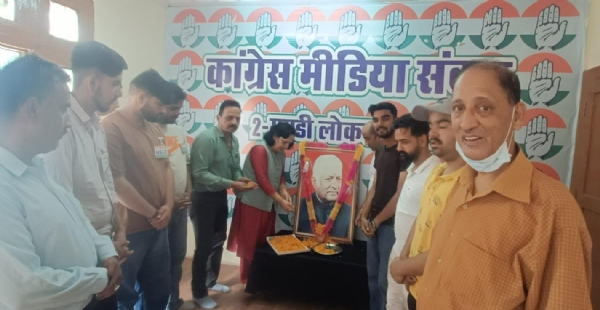 हिमाचल निर्माता डा. यशवंत सिंह परमार को श्रद्धांजलि अर्पित करते हुए।