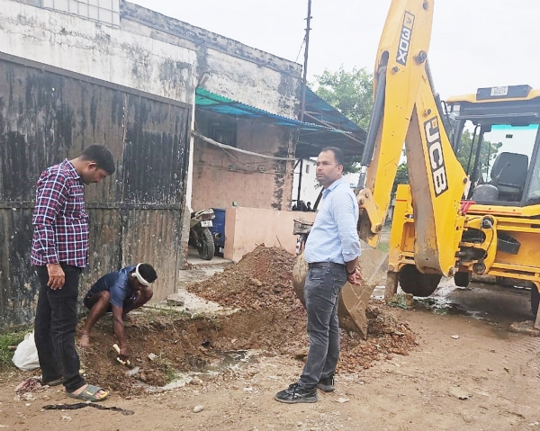 गुरुग्राम के राजेंद्रा पार्क क्षेत्र स्थित सत्कार पॉलिमर्स इंडस्ट्री के सीवर और पानी के कनेक्शन काटते निगममकर्मी।
