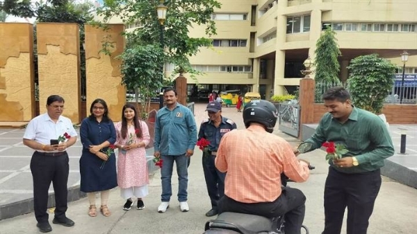 इंदौरः शासकीय कार्यालयों में हेलमेट पहनकर आने लगे अधिकारी-कर्मचारी