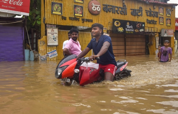 शहर में बाढ़ का नजारा