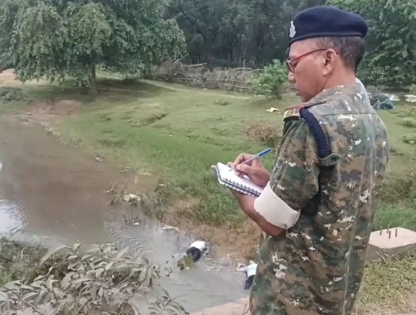 घटना स्थल की जांच करता पुलिस अधिकारी