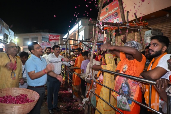 बाबा के दरबार में कतारबद्ध श्रद्धालुओं पर पुष्पवर्षा