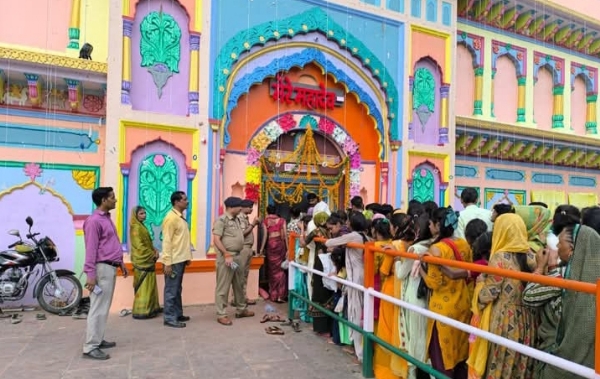 फोटो - कतार में खड़े श्रद्धालु