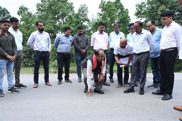 उप मुख्यमंत्री अरुण साव रतनपुर से पेंड्रा राष्ट्रीय राजमार्ग के कार्यों का औचक निरीक्षण करते हुए