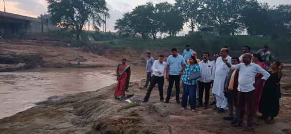 खोलार नाला का निरीक्षण करते पूर्व मंत्री