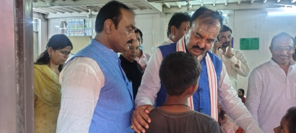 प्रयागराज में बाढ़ पीड़ित राहत शिविर में बच्चे से वार्ता करते हुए उपमुख्यमंत्री केशव प्रसाद मौर्य एवं अन्य पदाधिकारियों का छाया चित्र