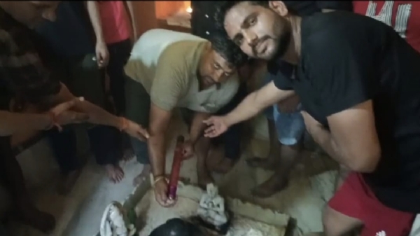 सोमवार को भक्तों ने भोले को चढ़ाया जल
