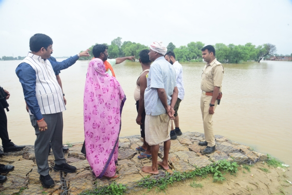 प्रयागराज के करछना क्षेत्र के बाढ़ पीड़ितों का दर्द बांटते मंत्री नन्द गोपाल गुप्ता नंदी का छाया चित्र