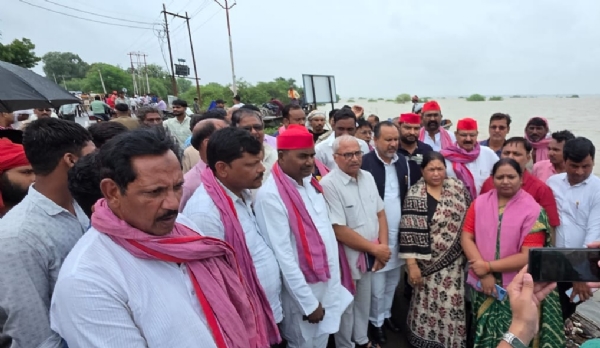 प्रयागराज में बाढ़ पीड़ित क्षेत्र का दौरा करते हुए सपा नेताओं का छाया चित्र