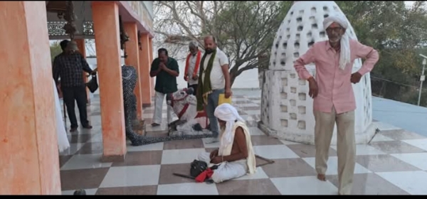 फोटो - मंदिर में पूजा अर्चना करते श्रद्धालु