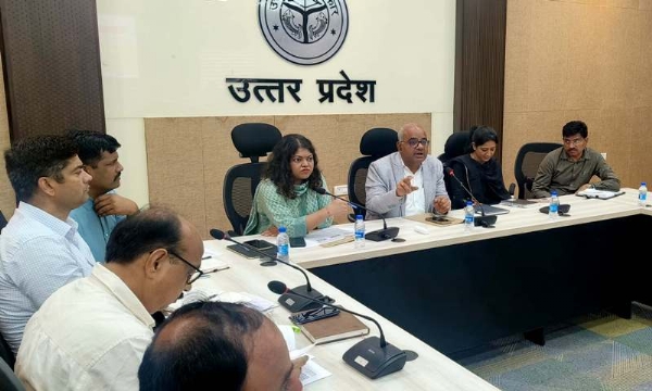 कानपुर में जिलाधिकारी जितेंद्र प्रताप सिंह की अध्यक्षता में हर घर तिरंगा अभियान के सफल क्रियान्वयन हेतु बैठक को संबोधित करते हुए का छायाचित्र