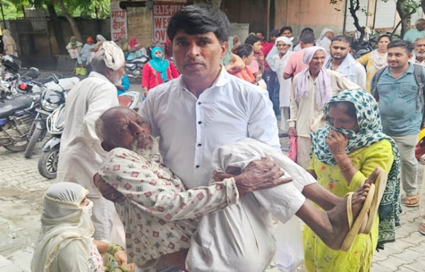 सोनीपत: बीडीपीओ कार्यालय में असहाय बुर्जुग को पेंशन वैरीफिकेशन के लिए गोद में लेकर आते हुए संजय