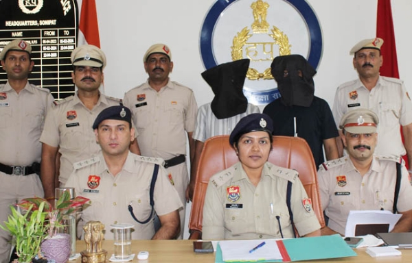सोनीपत:डीसीपी ईस्ट जोन परबीना पी मामले  की जानकारी देते हुए