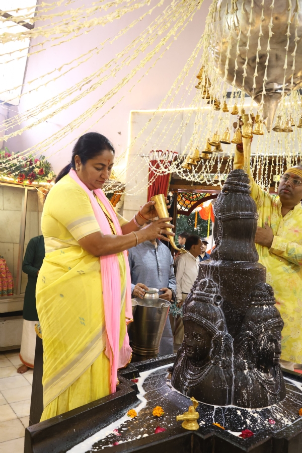 अशोक विहार फेज-वन स्थित वैद्यनाथ महादेव मंदिर में भगवान शिव का रुद्राभिषेक करती मुख्यमंत्री रेखा गुप्ता