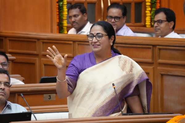 दिल्ली विधानसभा सत्र में ऑपरेशन सिंदूर व ऑपरेशन महादेव  पर बधाई प्रस्ताव पर विचार व्यक्त करती मुख्यमंत्री रेखा गुप्ता