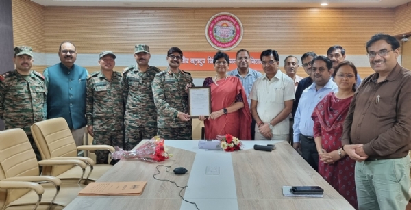 कुलपति प्रो. वंदना सिंह को  कर्नल  धर्म राज सिंह ने अधिकारिक पत्र सौपा