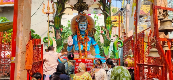 श्रावण मास के चतुर्थ व अंतिम सोमवार पर चौरासी घंटा मंदिर में विशाल शिव प्रतिमा के समक्ष पूजा अर्चना करते श्रद्धालु।