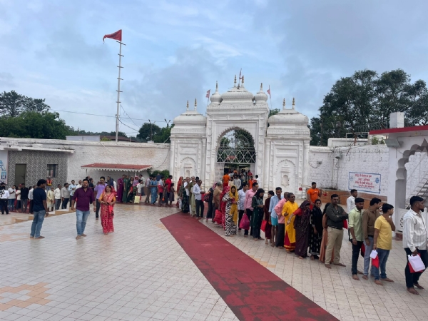 नर्मदा मंदिर में श्रद्धालू अपनी बारी की प्रतीक्षा में
