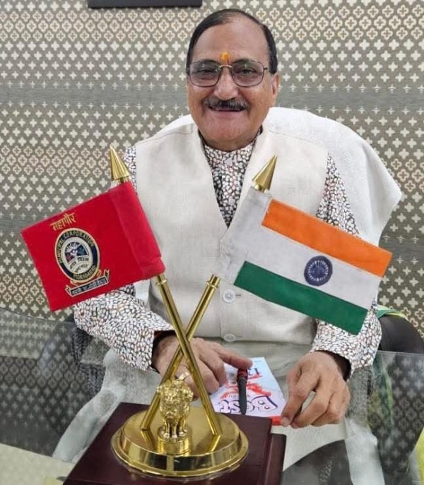 मुरादाबाद नगर निगम में महापौर विनोदअग्रवाल।