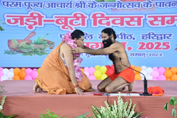 जन्मदिन पर आचार्य जी को माल्यार्पण करते स्वामी रामदेव