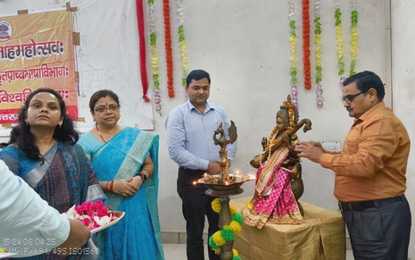दीप प्रज्ज्वलित करते अतिथिगण