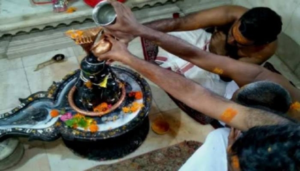 शिवलिंग का जलाभिषेक