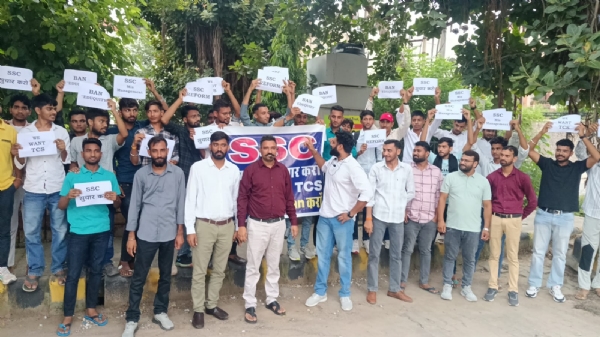 अलवर। शिक्षक और छात्रों ने किया विरोध पर्दशन।