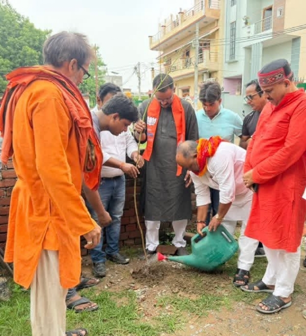 पौधा लगाते भाजपा जिला अध्यक्ष हंसराज (नीचे बैठे हुए फोटो)