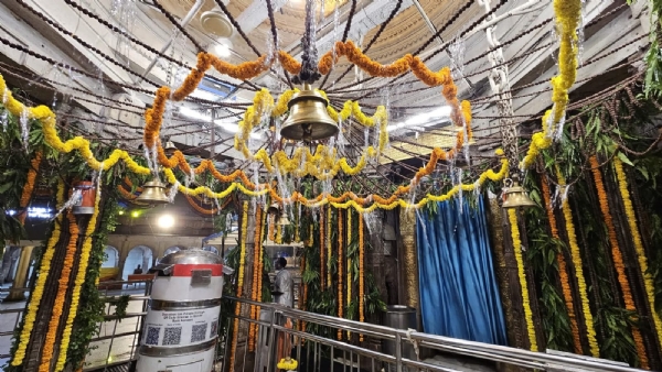 बाबा के दरबार में कतारबद्ध श्रद्धालुओं पर पुष्पवर्षा