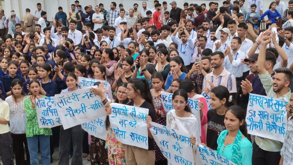 धर्मशाला में प्रदर्शन करते हुए युवा।