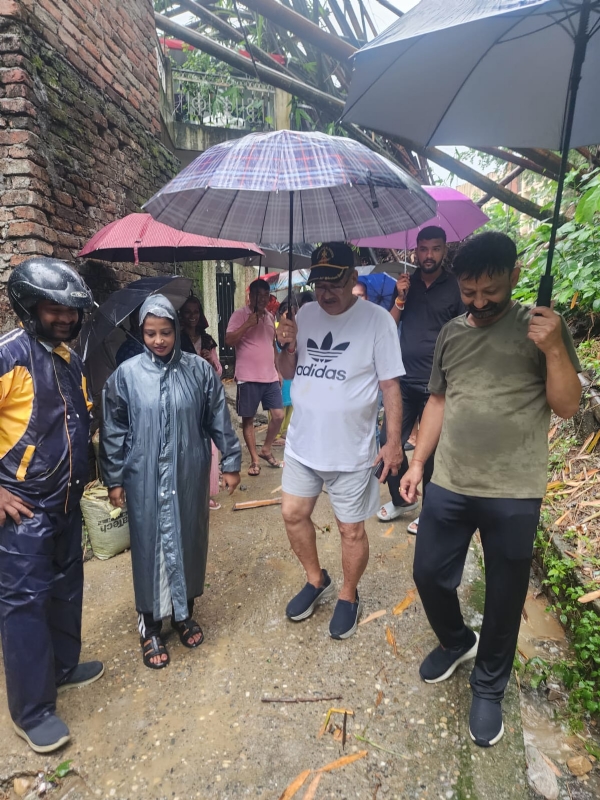 बारिश से प्रभावित  क्षेत्र का कैबिनेट मंत्री गणेश जोशी  निरीक्षण करते।