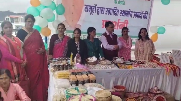 महिला समूह द्वारा लगाए गए स्टाल