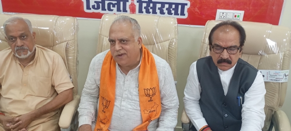 पत्रकारों से बातचीत करते भाजपा नेता भारत भूषण।