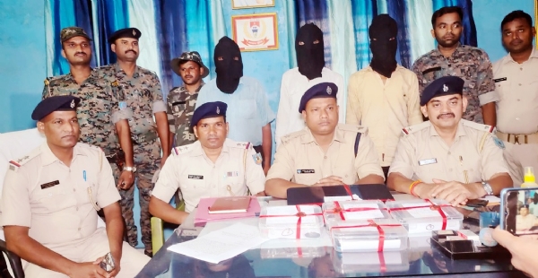 गिरफ्तार आरोपी एवं जानकारी देते शहर थाना प्रभार ज्योति लाल रजवार
