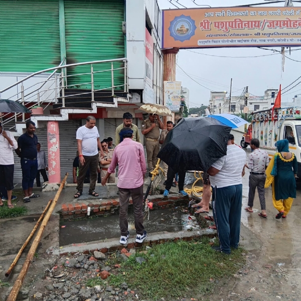 बाइक और कांवड़ियों को निकालती टीम