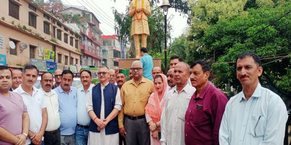 कांग्रेस विधायक अजय सोलंकी ने हिमाचल निर्माता डॉ परमार को जंयती पर किया नमन