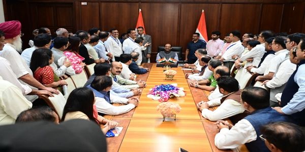 कैट से जुड़े व्यापारियों ने किया संसद भवन का दौरा, ओम बिड़ला ने किया संबोधित