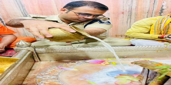 एसपी स्वर्ण प्रभात ने सोमेश्वर महादेव में किया जलाभिषेक