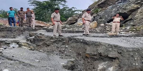 सिलीगुड़ी में भूस्खलन से जर्जर 10 नंबर राष्ट्रीय राजमार्ग बुधवार तक बंद, तिस्ता की ओर धंसती सड़क से बढ़ी चिंता