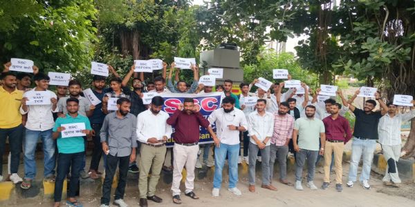एसएससी के खिलाफ अलवर में भी छात्र और शिक्षकों ने किया विरोध प्रदर्शन, सुधार की मांग