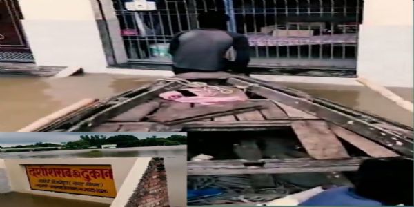 वाराणसी : बाढ़ से डूबे कोनिया में नाव से शराब खरीदने पहुंच रहे शराब प्रेमी