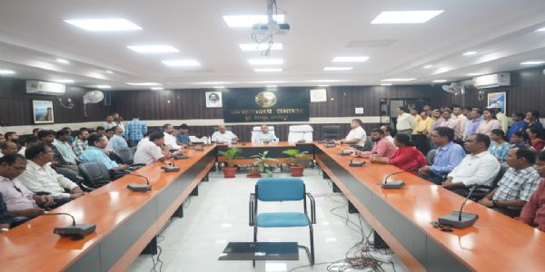 दिशोम गुरु शिबू सोरेन के निधन पर समाहरणालय में शोकसभा आयोजित