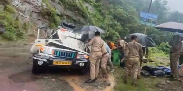 कोटद्वार में वाहन पर गिरा बोल्डर, दो की मौत व पांच घायल