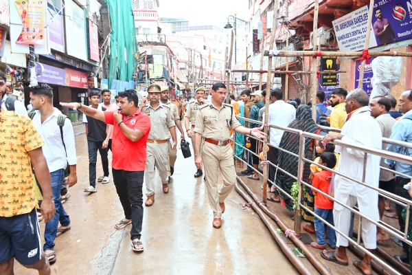 श्रद्धालुओं से संवाद करते अफसर